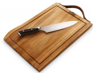 Holz-Schneidebrett mit Messer